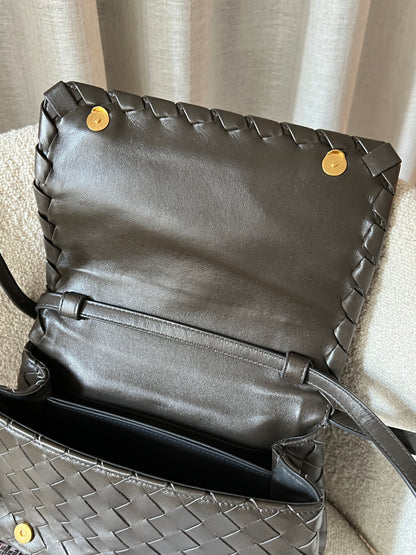 近代款Bottega Veneta 灰綠斜背包