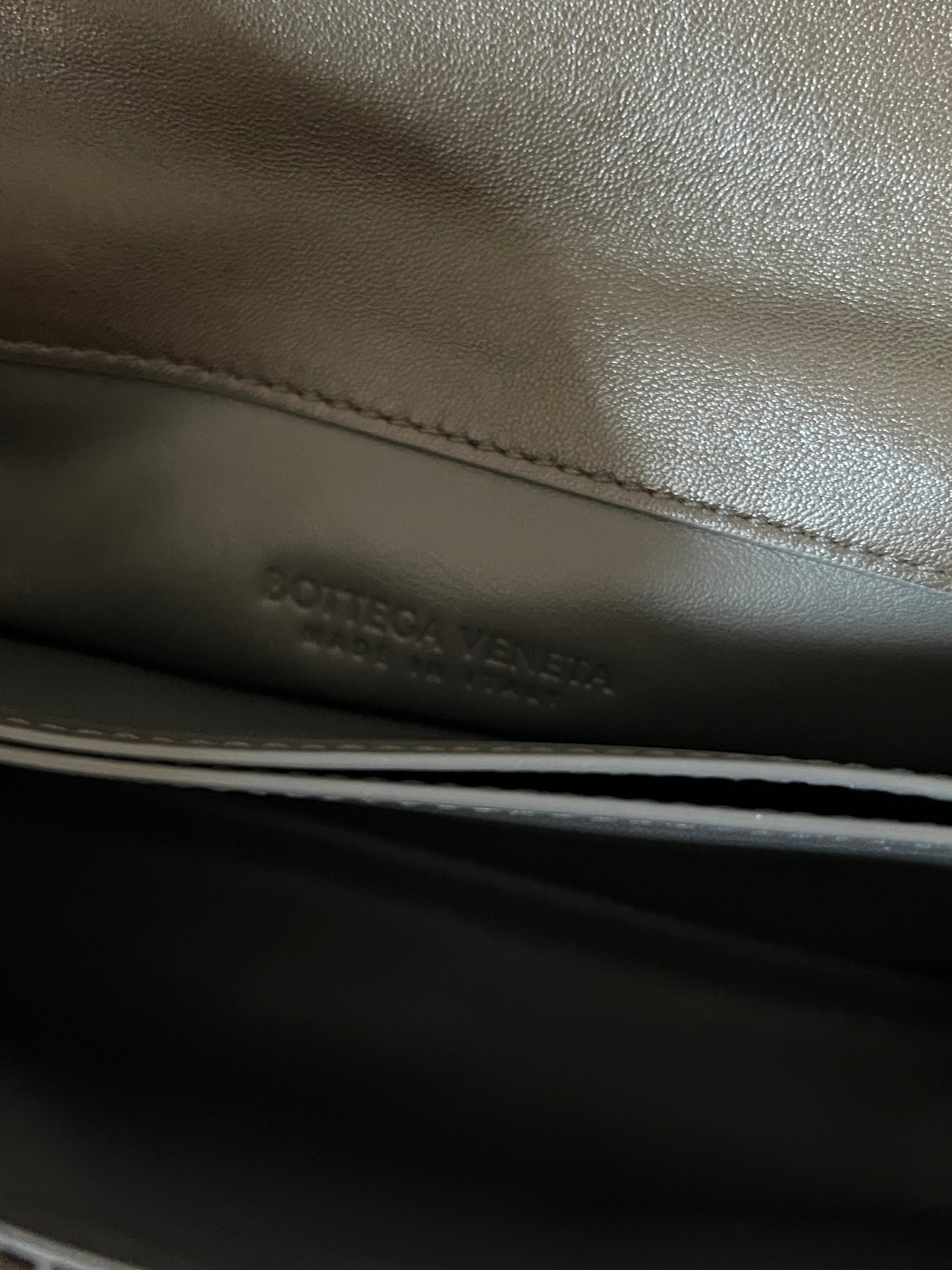 近代款Bottega Veneta 灰綠斜背包