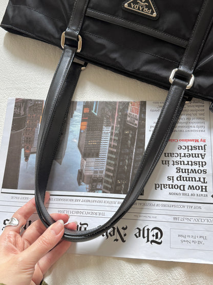 Vintage Prada nylon tote bag🕶️