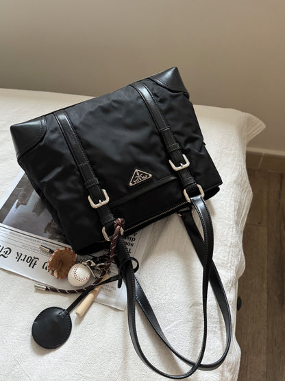 Vintage Prada nylon tote🧳