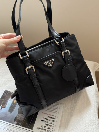 Vintage Prada nylon tote🧳
