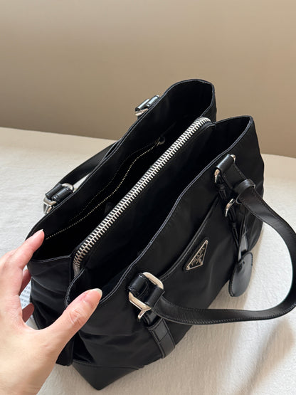 Vintage Prada nylon tote🧳