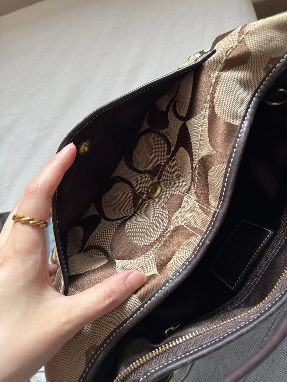 Vintage Coach chocolate hobo🥐