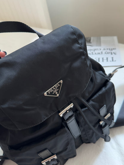 Vintage Prada 黑銀nylon backpack🩶