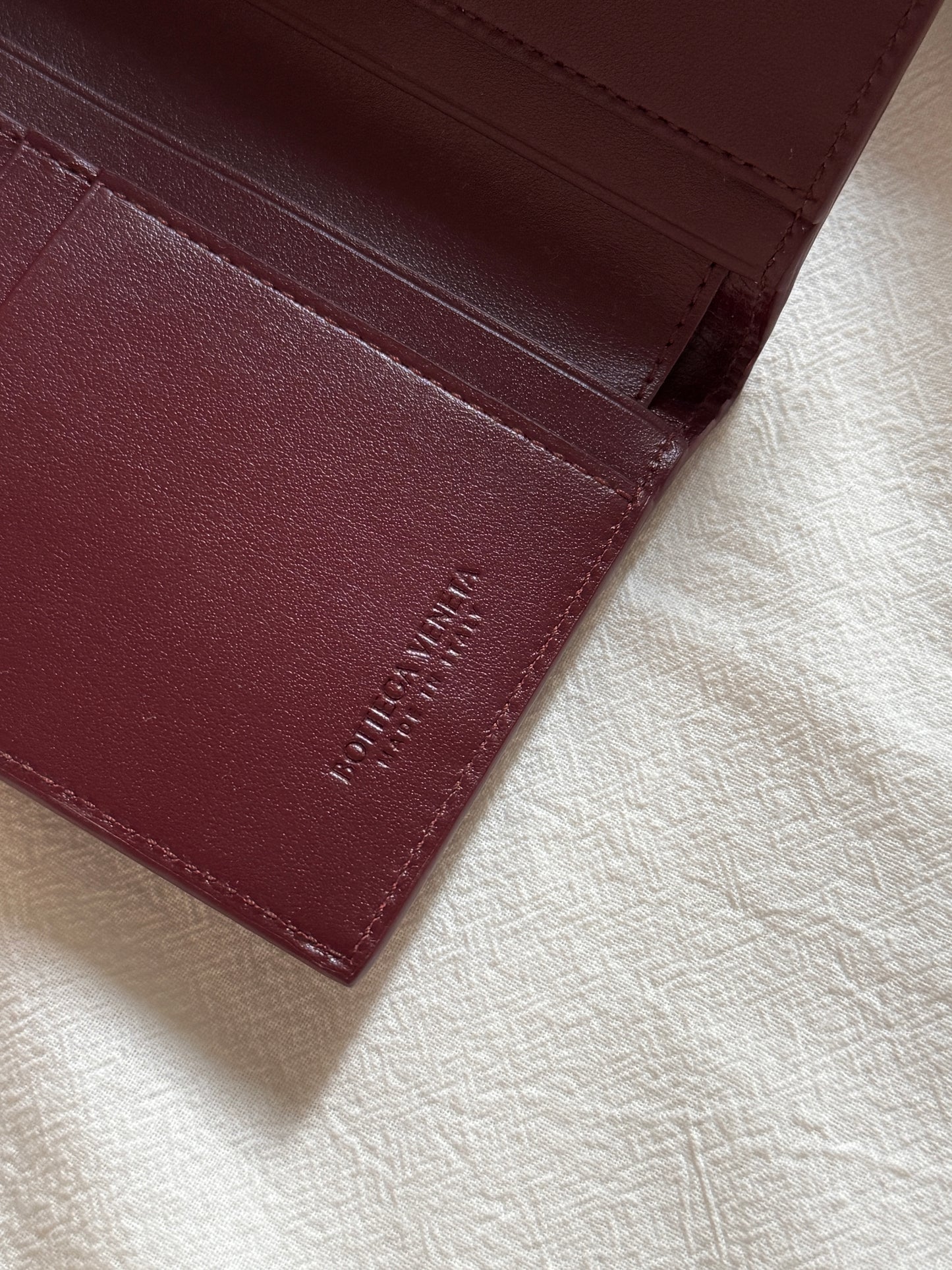 Pre-owned Bottega Veneta burgundy wallet🍷