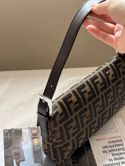 Vintage Fendi classic zucca baguette🥖