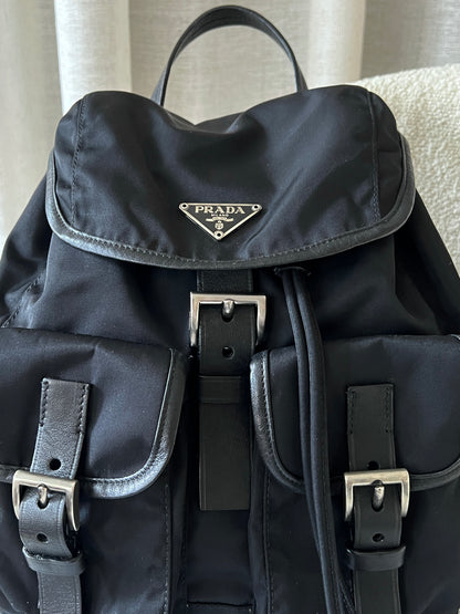 Vintage Prada 黑銀nylon backpack