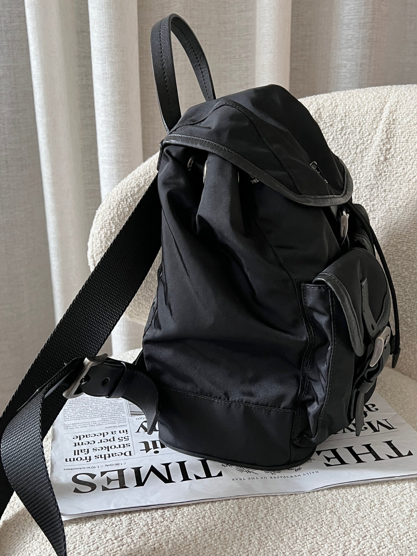 Vintage Prada 黑銀nylon backpack