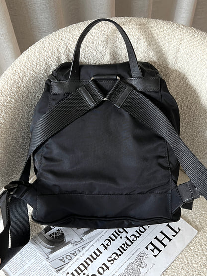 Vintage Prada 黑銀nylon backpack