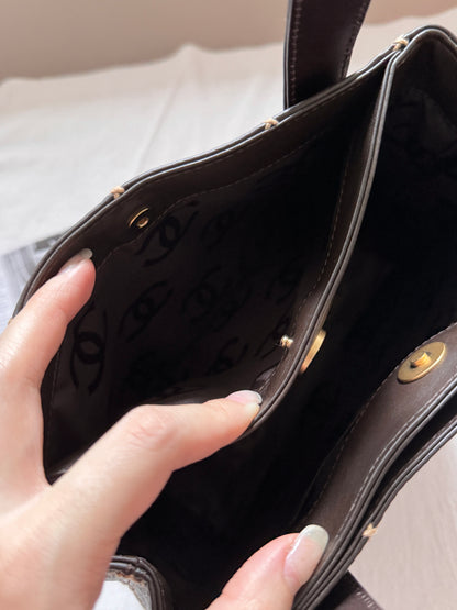 Vintage Chanel chocolate vivian tote🍫