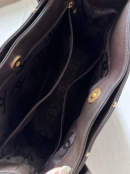 Vintage Chanel chocolate vivian tote🍫