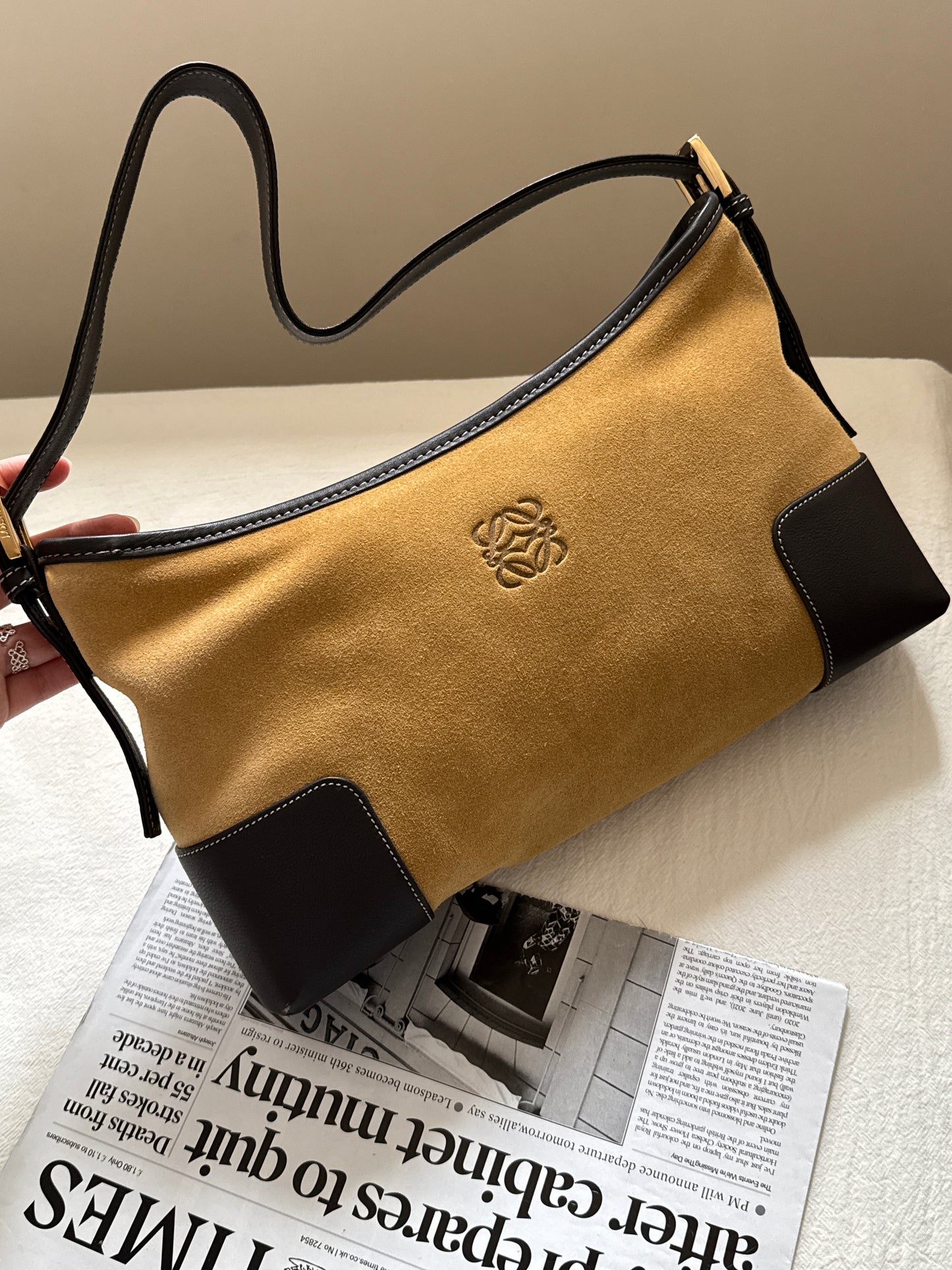Vintage Loewe suede shoulder baguette 🌞