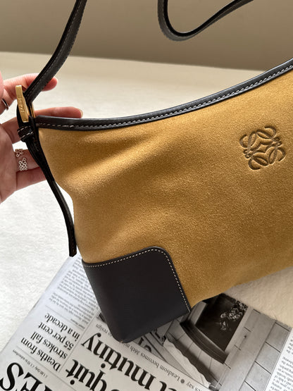 Vintage Loewe suede shoulder baguette 🌞
