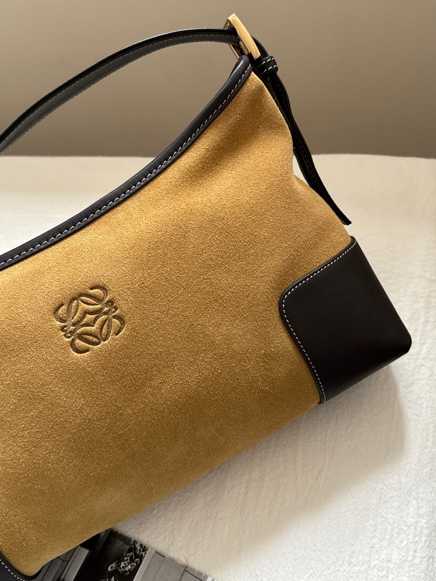 Vintage Loewe suede shoulder baguette 🌞