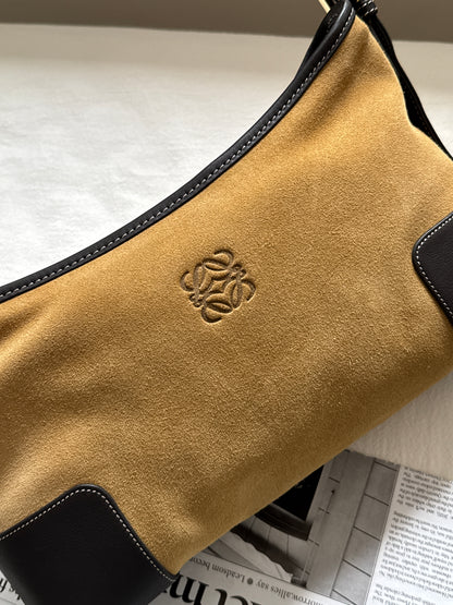 Vintage Loewe suede shoulder baguette 🌞