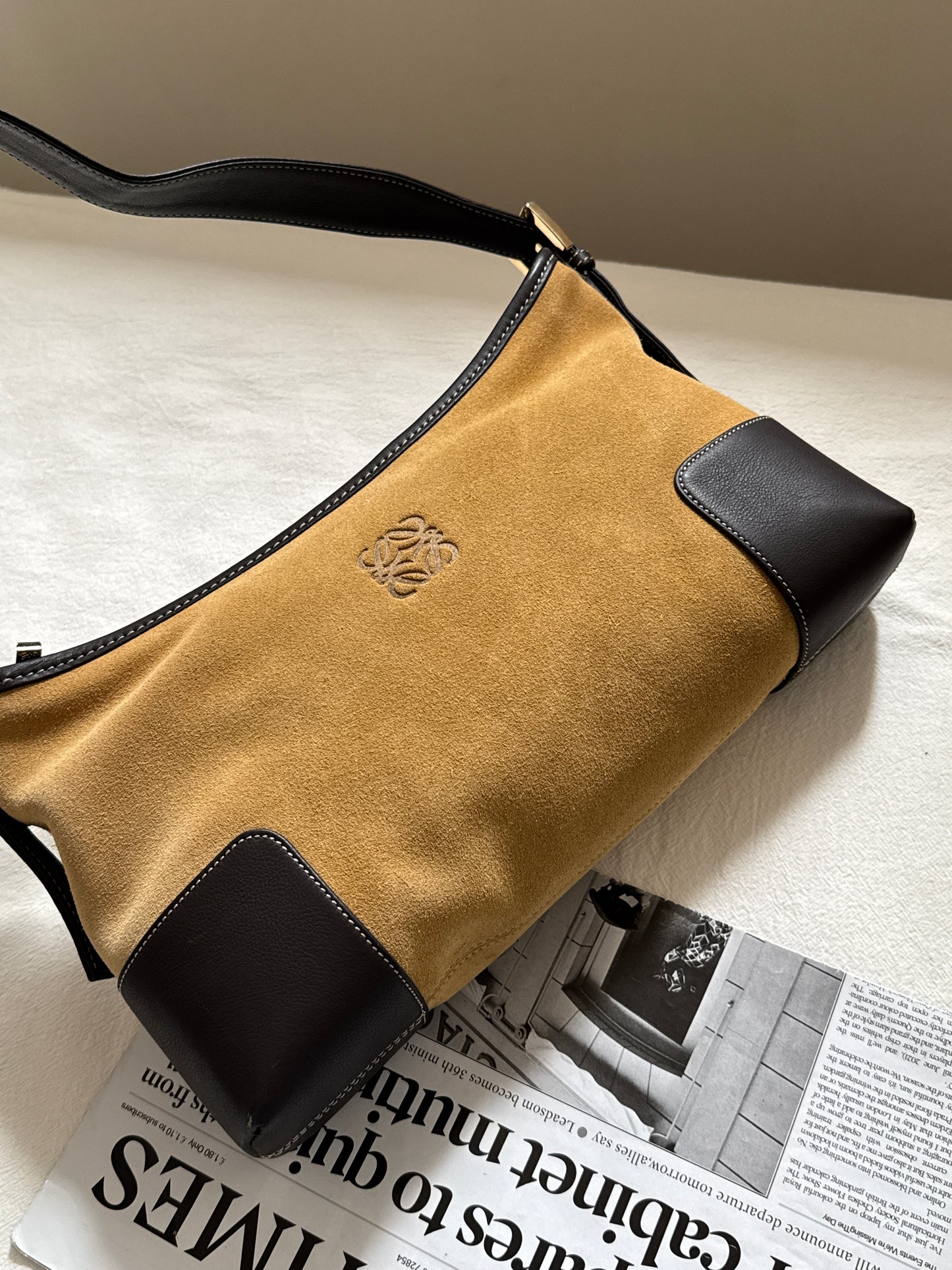 Vintage Loewe suede shoulder baguette 🌞