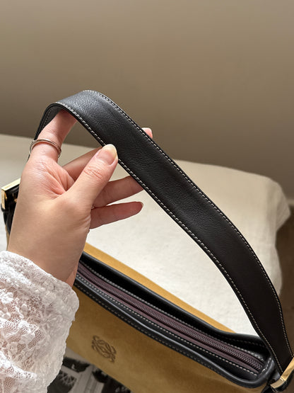 Vintage Loewe suede shoulder baguette 🌞