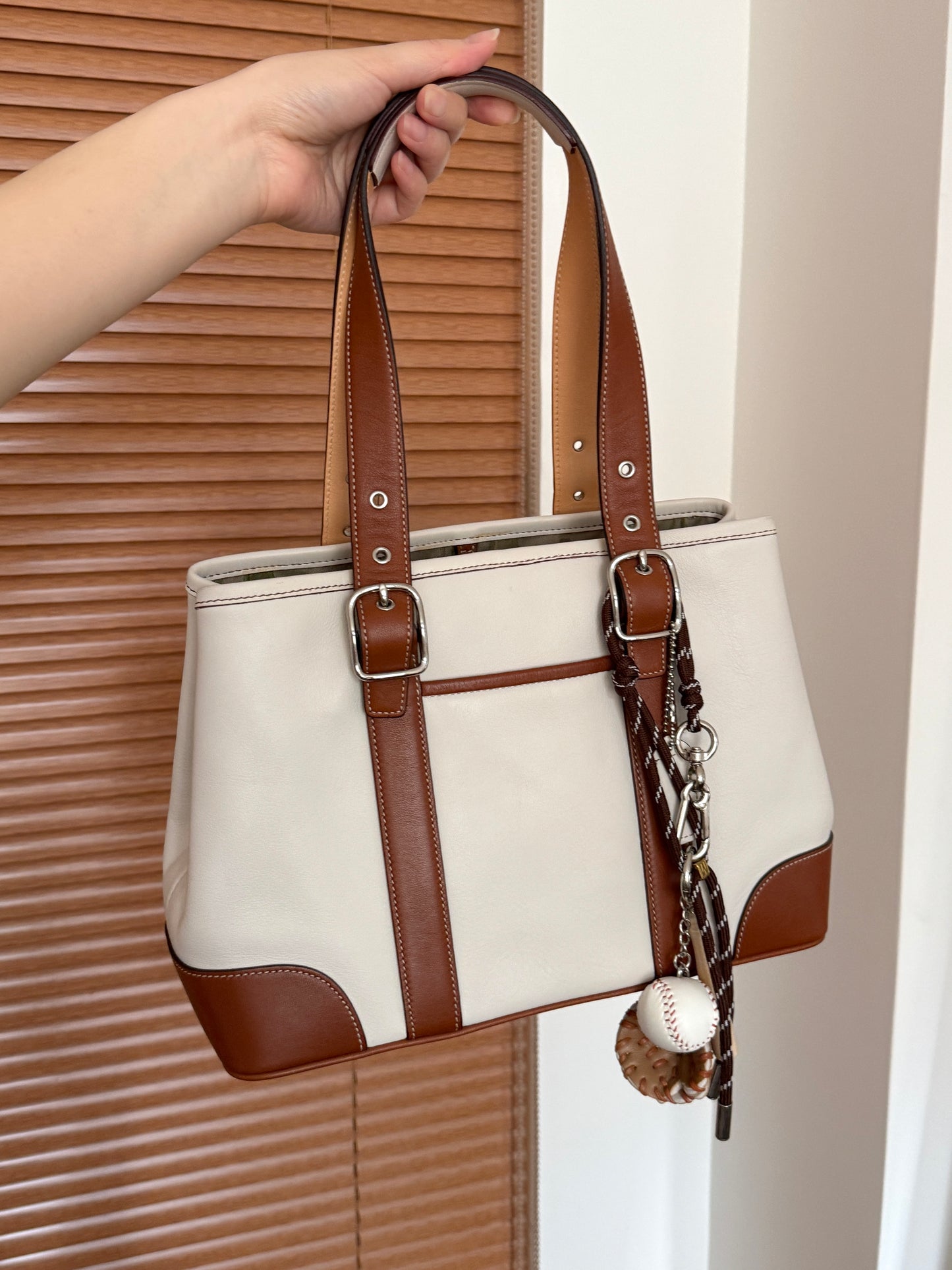Vintage C o a ch calfskin hampton tote⚾️