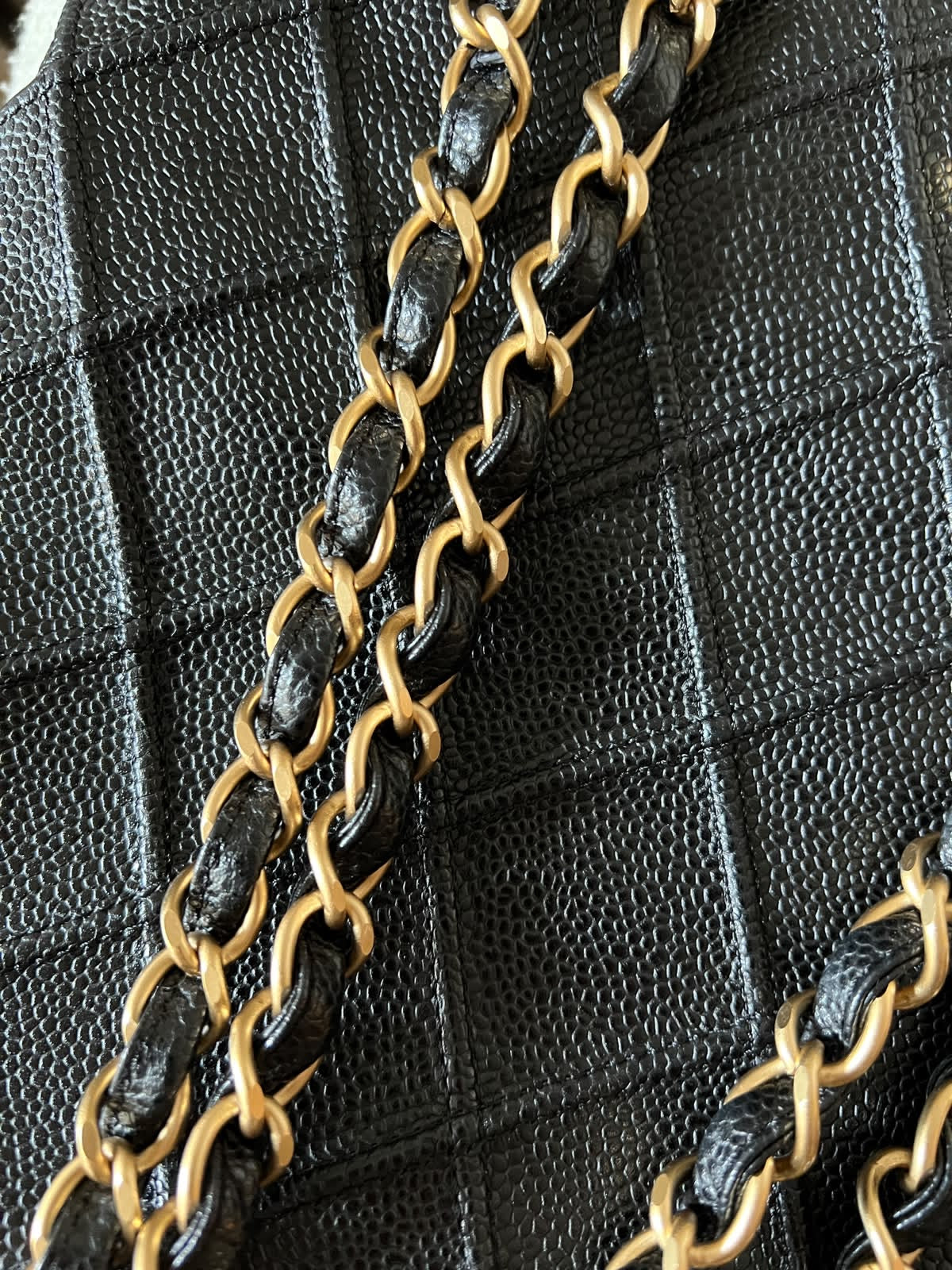 Vintage Chanel caviar calfskin tote