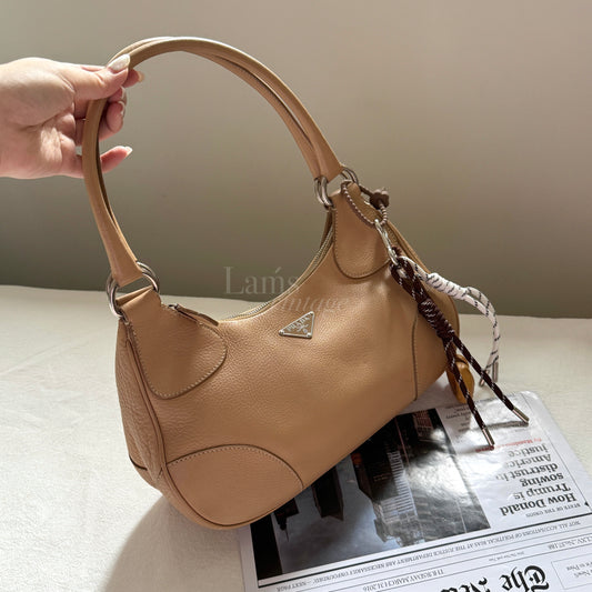 Vintage Prada beige leather hobo bag🌙